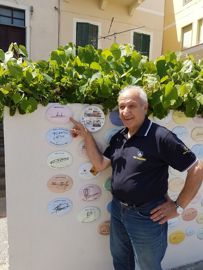 Laigueglia, sul Muretto dei Ciclisti la piastrella di Adriano Amici: un pezzo di storia del ciclismo italiano