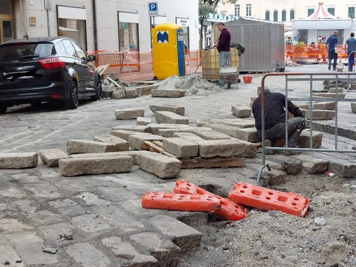 Savona, arrivati i basoli mancanti in via Astengo. Assessore Parodi: "A breve la riapertura del tratto"