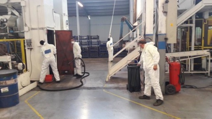 Addetti ai servizi di pulizia in prima linea: "Lavoriamo sette giorni su sette. Trovare le mascherine? Quasi impossibile" Addetti ai servizi di pulizia in prima linea: "Lavoriamo sette giorni su sette. Trovare le mascherine? Quasi impossibile"