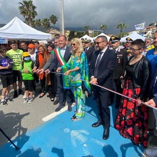 Andora, taglio del nastro per “Azzurro pesce d’autore 2022” con Maria Teresa Ruta Andora, taglio del nastro per “Azzurro pesce d’autore 2022” con Maria Teresa Ruta