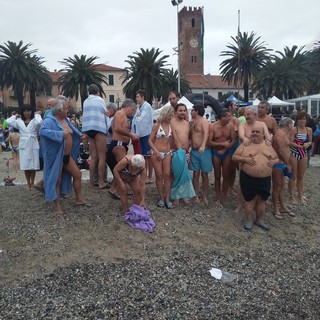 A Noli una storia di amore tra i tuffi: successo per il Cimento ed il triathlon