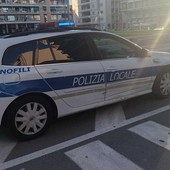 Savona, scontro in piazza Martiri della Libertà: danneggiata la fiancata di un'auto della Polizia locale Savona, scontro in piazza Martiri della Libertà: danneggiata la fiancata di un'auto della Polizia locale