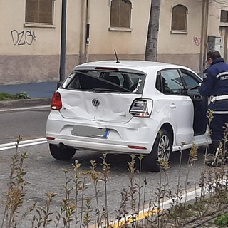 Tamponamento in via Stalingrado a Savona: coinvolti un bus di linea e due auto