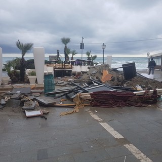 Alassio al lavoro per risollevarsi dopo la mareggiata. Melgrati: "Le passeggiate ora sono la priorità. Entro Natale la città del muretto tornerà a splendere"