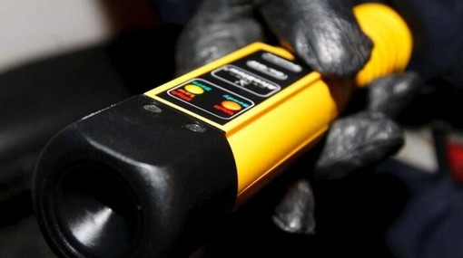 Alcol test, etilometro senza revisione: 4 ricorsi contestano la validità dei controlli