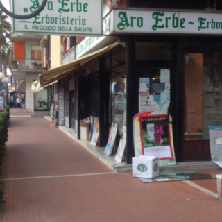 Giornata di furti tra Borghetto e Loano, svaligiata l'erboristeria "Aro Erbe"