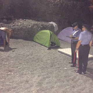 Accampamenti abusivi sulle spiagge, interventi massicci dei Carabinieri
