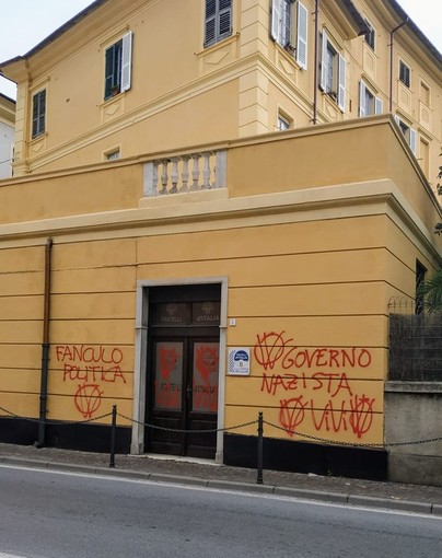 Solidarietà e condanna da Grande Liguria per l’atto vandalico alla sede Fratelli d’Italia di Finale Solidarietà e condanna da Grande Liguria per l’atto vandalico alla sede Fratelli d’Italia di Finale