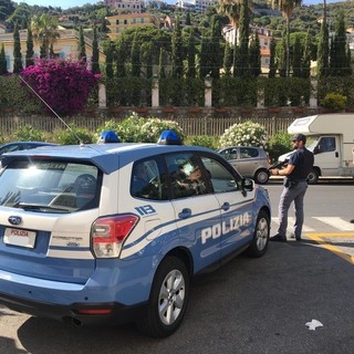 Aggredisce gli agenti durante le operazioni di identificazione: giovane arrestato ad Alassio