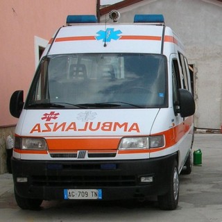 Rialto: cade da un albero, trasportato al Santa Corona