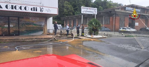 Un intervento dei soccorsi durante l'alluvione a Cairo