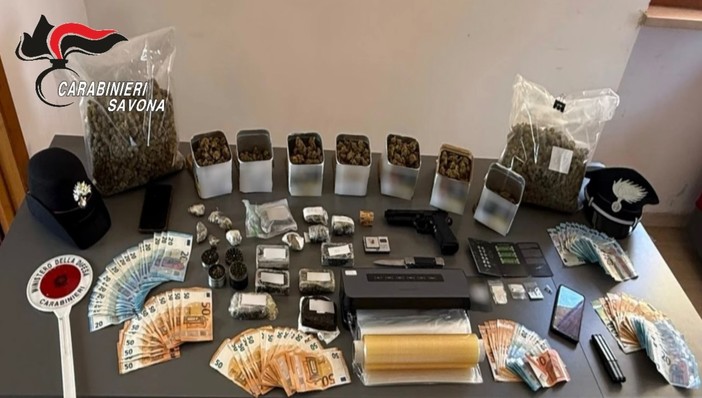 Villanova d’Albenga, arrestati due giovani per spaccio: sequestrati 2,5 chili di droga (VIDEO) Villanova d’Albenga, arrestati due giovani per spaccio: sequestrati 2,5 chili di droga (VIDEO)