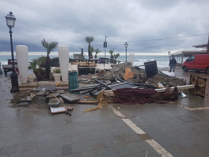 Alassio al lavoro per risollevarsi dopo la mareggiata. Melgrati: "Le passeggiate ora sono la priorità. Entro Natale la città del muretto tornerà a splendere"