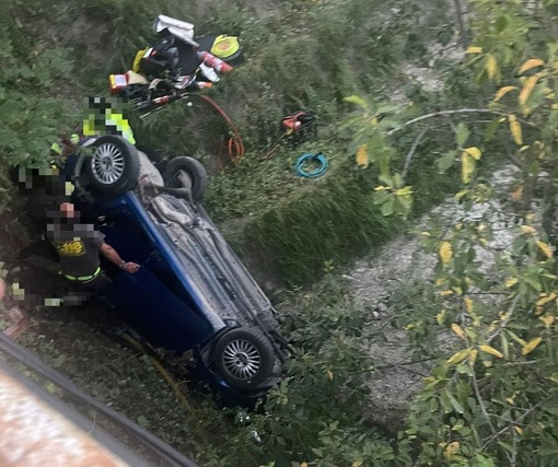 Cairo, auto cade da un ponte in località Ville: mobilitato l'elicottero Grifo (FOTO) Cairo, auto cade da un ponte in località Ville: mobilitato l'elicottero Grifo (FOTO)
