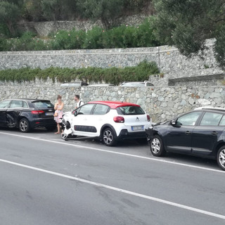 Noli, sbanda abbattendosi contro le auto in sosta e poi si schianta contro il guardrail