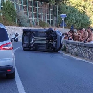 Auto si cappotta tra Finale e Varigotti nei pressi del porto: un codice giallo al Santa Corona (FOTO)