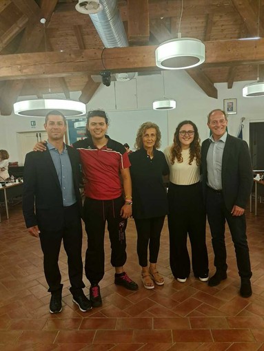 In foto da sinistra, il vice sindaco Daniele Martino, Gastone e Silvia Franchelli, fratello e mamma di Rachele, l'amica Celeste Barbera e il sindaco Mauro Demichelis In foto da sinistra, il vice sindaco Daniele Martino, Gastone e Silvia Franchelli, fratello e mamma di Rachele, l'amica Celeste Barbera e il sindaco Mauro Demichelis