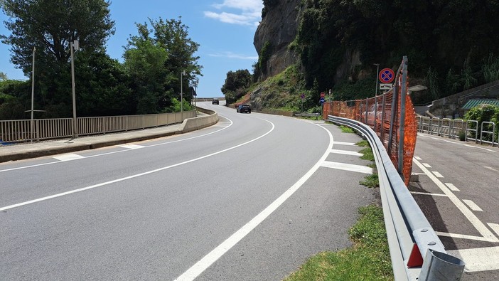 Celle, una pietra cade sull'Aurelia e scheggia il parabrezza di un’auto Celle, una pietra cade sull'Aurelia e scheggia il parabrezza di un’auto
