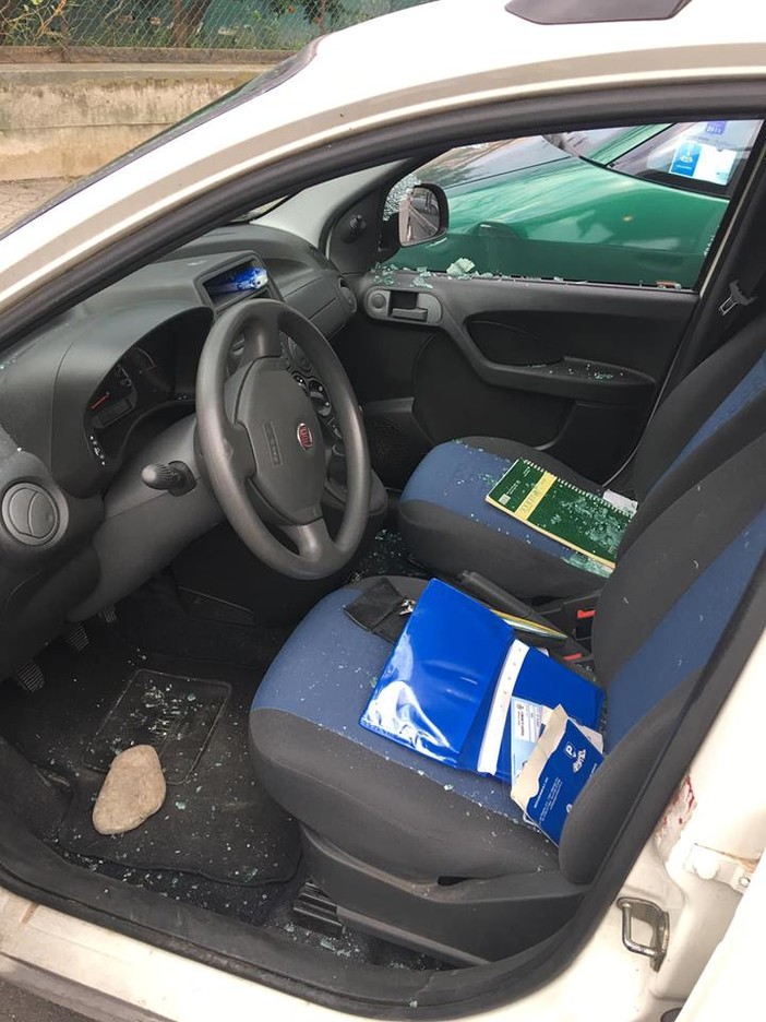 Albenga, auto distrutta per un tentato furto. Un cittadino: "Via Milano è invivibile"