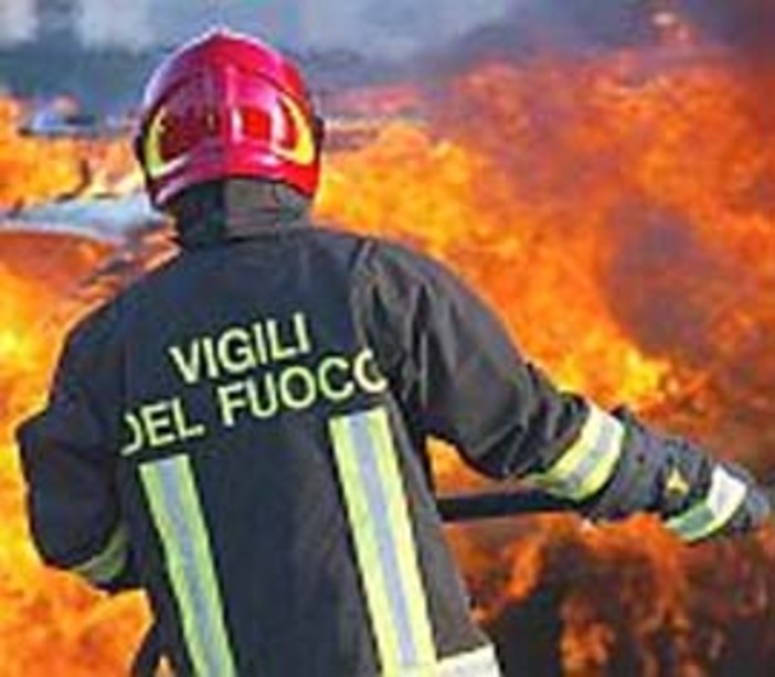 Ortovero, in fiamme una macchina sulla strada per Albenga