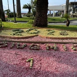 Errore nella data floreale: spunta 'giugnio' e scoppia la polemica