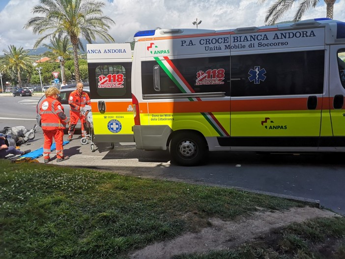 Scontro tra un'auto e una moto a Pietra Ligure Scontro tra un'auto e una moto a Pietra Ligure