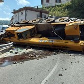 Autogru ribaltata a Roccavignale, Sp28 bis chiusa per la messa in sicurezza. Fracchia: "Quel tratto è un punto critico" Autogru ribaltata a Roccavignale, Sp28 bis chiusa per la messa in sicurezza. Fracchia: "Quel tratto è un punto critico"