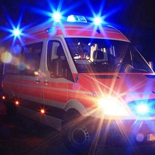 Borghetto S. Spirito, auto si schianta contro un semaforo in via Vittorio Veneto: soccorsi mobilitati
