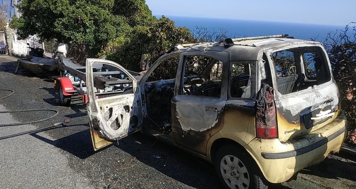 Auto in fiamme ad Albissola Marina: intervento dei vigili del fuoco Auto in fiamme ad Albissola Marina: intervento dei vigili del fuoco