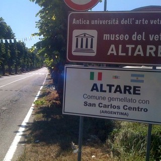 Altare, ieri la cerimonia di premiazione dei vincitori del concorso natalizio "Vetrine in mostra" Altare, ieri la cerimonia di premiazione dei vincitori del concorso natalizio "Vetrine in mostra"
