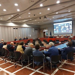 Ato unico dei rifiuti, i sindaci votano a favore ma non mancano i problemi: "Cosa andremo a dire ai cittadini?"