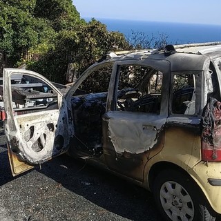 Auto in fiamme ad Albissola Marina: intervento dei vigili del fuoco