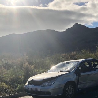 Auto abbandonata in via al Molino ad Albenga, la segnalazione di un lettore