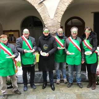 L'assessore regionale all'agricoltura Mai a Zuccarello per la pestata collettiva di #orgogliopesto (FOTO)