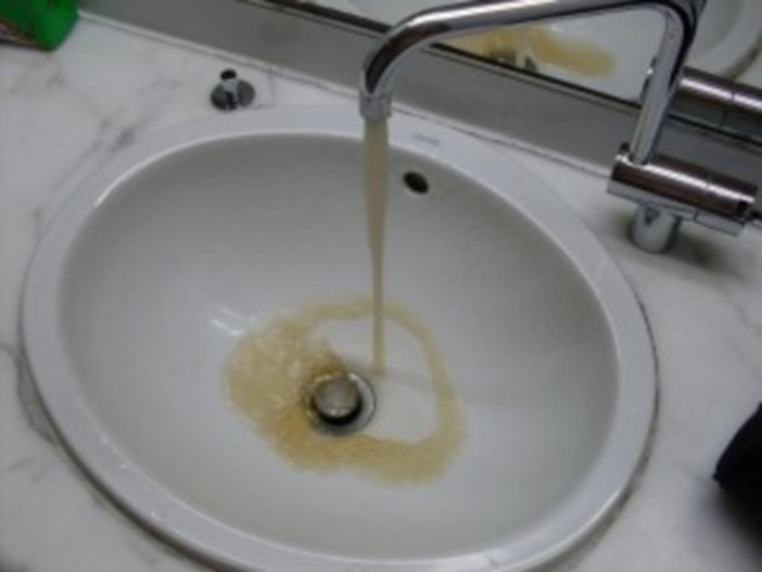 Cairo, acqua marrone dai rubinetti: il tam tam corre su Facebook