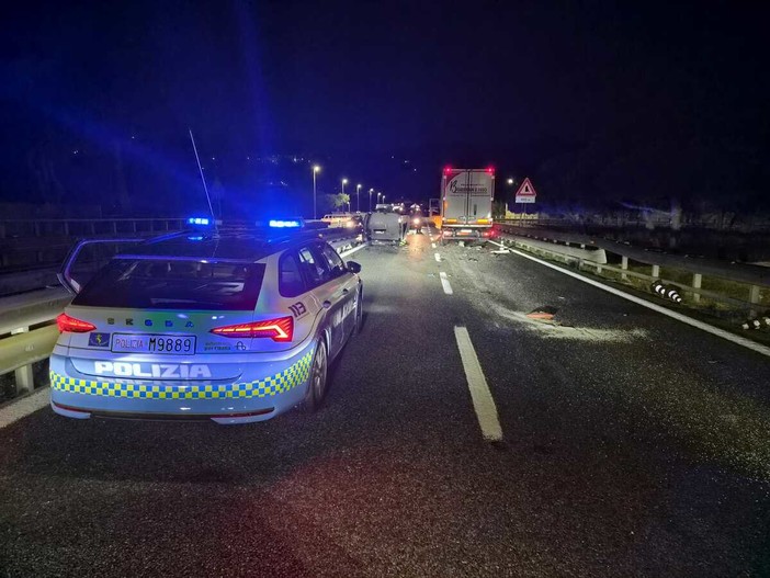 Camion travolge un cantiere e ferisce due operai, Fillea Cgil: "L’A10 è diventata una trappola, servono più sicurezza e controlli"