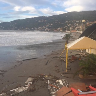 Andora, grossi danni agli stabilimenti balneari. Demichelis: "Chiediamo anche noi che sia proclamato lo stato di calamità naturale" Andora, grossi danni agli stabilimenti balneari. Demichelis: "Chiediamo anche noi che sia proclamato lo stato di calamità naturale"
