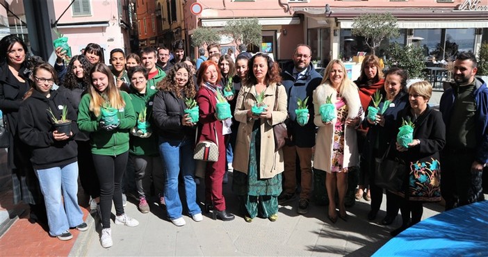 Alassio: inaugurata l’aiuola della FIDAPA contro la violenza sulle donne. Cinzia Salerno: "Una giornata bellissima e che ha regalato grandi emozioni".  (Foto)