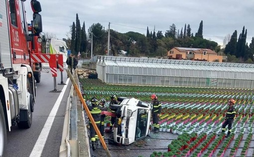 Albenga, macchina ribaltata nella zona di Campochiesa: mobilitata l'autogrù Albenga, macchina ribaltata nella zona di Campochiesa: mobilitata l'autogrù