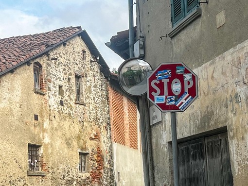 Cairo, adesivi ultras sui cartelli stradali: il Comune annuncia controlli più severi e provvedimenti