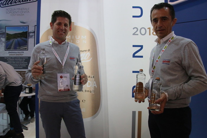 Acqua di Calizzano stupisce Cibus con la nuova bottiglia “Pin up” (VIDEO) Acqua di Calizzano stupisce Cibus con la nuova bottiglia “Pin up” (VIDEO)