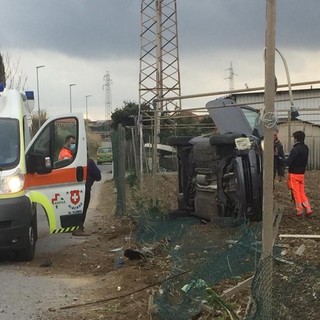 Albenga, perde il controllo dell'auto e si ribalta in un orto (FOTO)