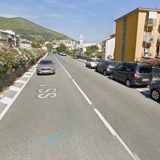 L'Aurelia a Spotorno, in uno dei tratti maggiormente interessati dal parcheggio a bordo strada (immagine da Google Maps) L'Aurelia a Spotorno, in uno dei tratti maggiormente interessati dal parcheggio a bordo strada (immagine da Google Maps)