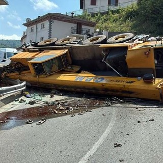 Autogru ribaltata a Roccavignale, Sp 28 bis chiusa per la messa in sicurezza. Fracchia: "Quel tratto è un punto critico"