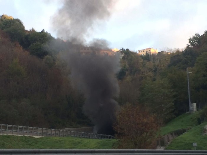 Spotorno, auto in fiamme in galleria sulla A10: code e rallentamenti Spotorno, auto in fiamme in galleria sulla A10: code e rallentamenti
