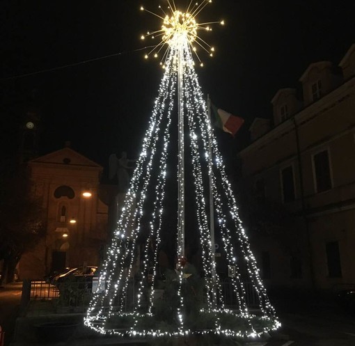 Un grande albero di Natale per celebrare i vent'anni della Pro Loco di Carcare