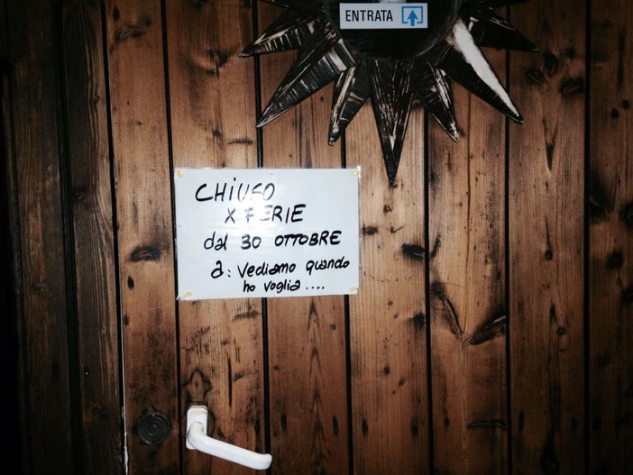 "Chiudo per ferie. Riapro quando ho voglia", curioso cartello ad Albenga "Chiudo per ferie. Riapro quando ho voglia", curioso cartello ad Albenga