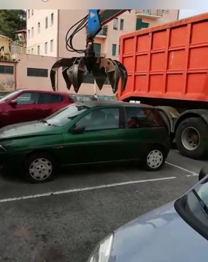 Albenga, demoliti 5 veicoli segnalati dai cittadini in evidente stato di abbandono (VIDEO)