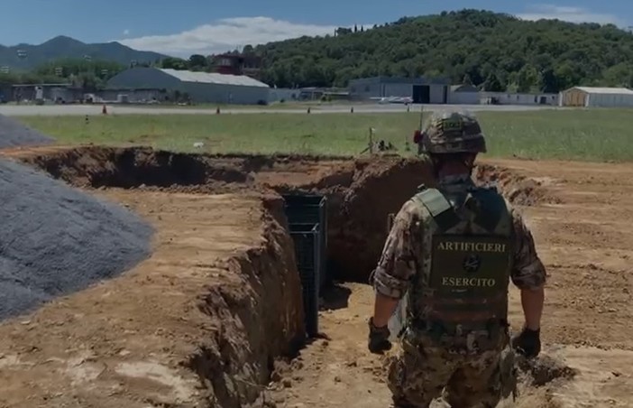 Villanova d’Albenga, conto alla rovescia per il disinnesco della bomba in aeroporto: evacuazioni e strade chiuse il 13 luglio Villanova d’Albenga, conto alla rovescia per il disinnesco della bomba in aeroporto: evacuazioni e strade chiuse il 13 luglio