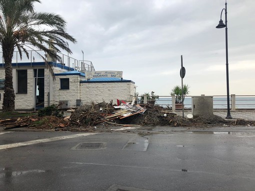 Ancora i segni della mareggiata ad Albenga. La proposta del consigliere Ciangherotti: "Un servizio di raccolta urgente delle macerie"